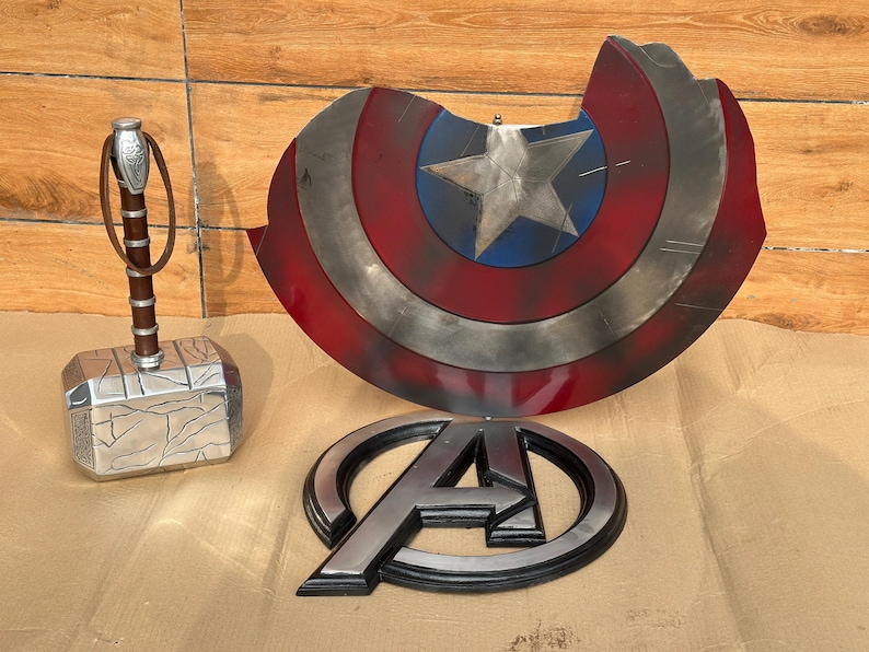 Damage Captain America Shield & Thor Hammer with Steel Avenger Replica view 2
