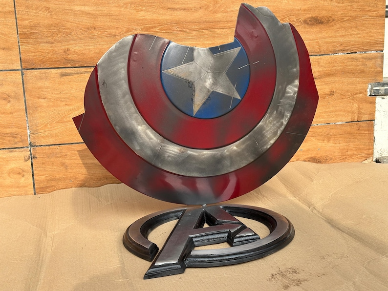 Damage Captain America Shield & Thor Hammer with Steel Avenger Replica view 4