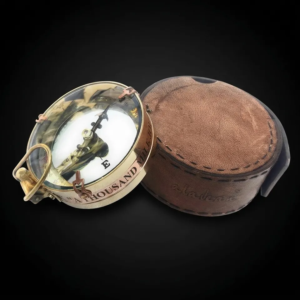 Motivational Compass, Round Leather Case